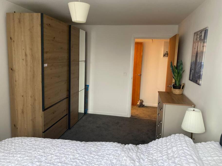 Lovely 2nd Floor 2 Bed Flat Sleeps 4 *