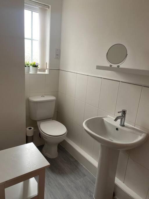 Lovely 2nd Floor 2 Bed Flat Sleeps 4 *